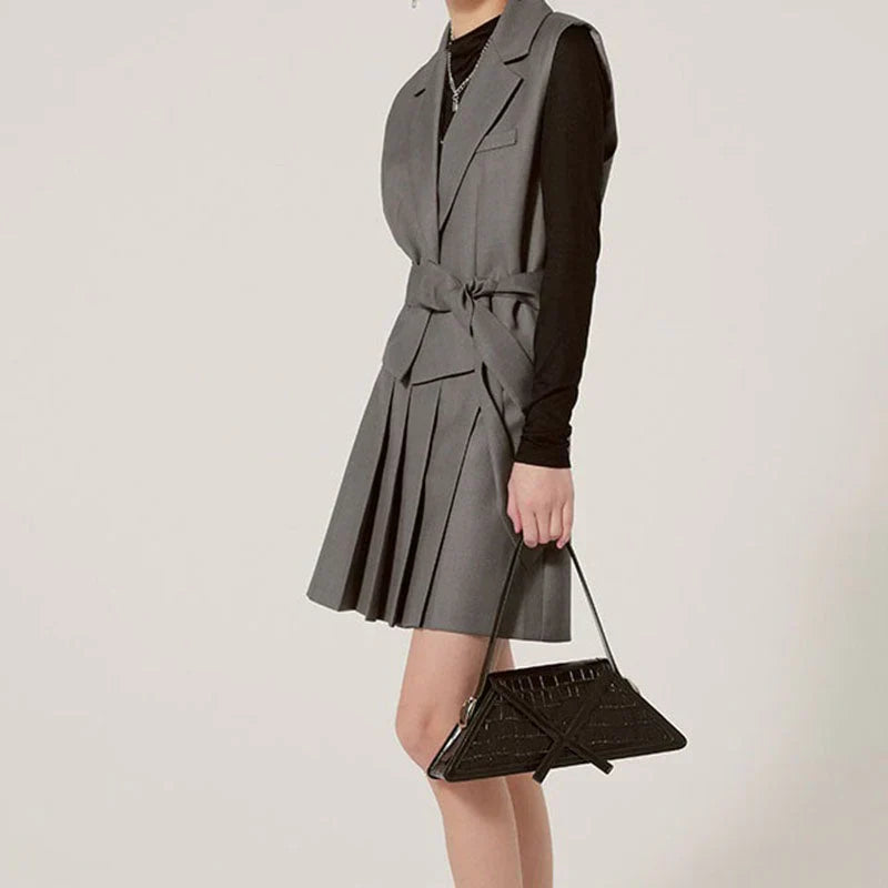 Geometric handbag with a structured design