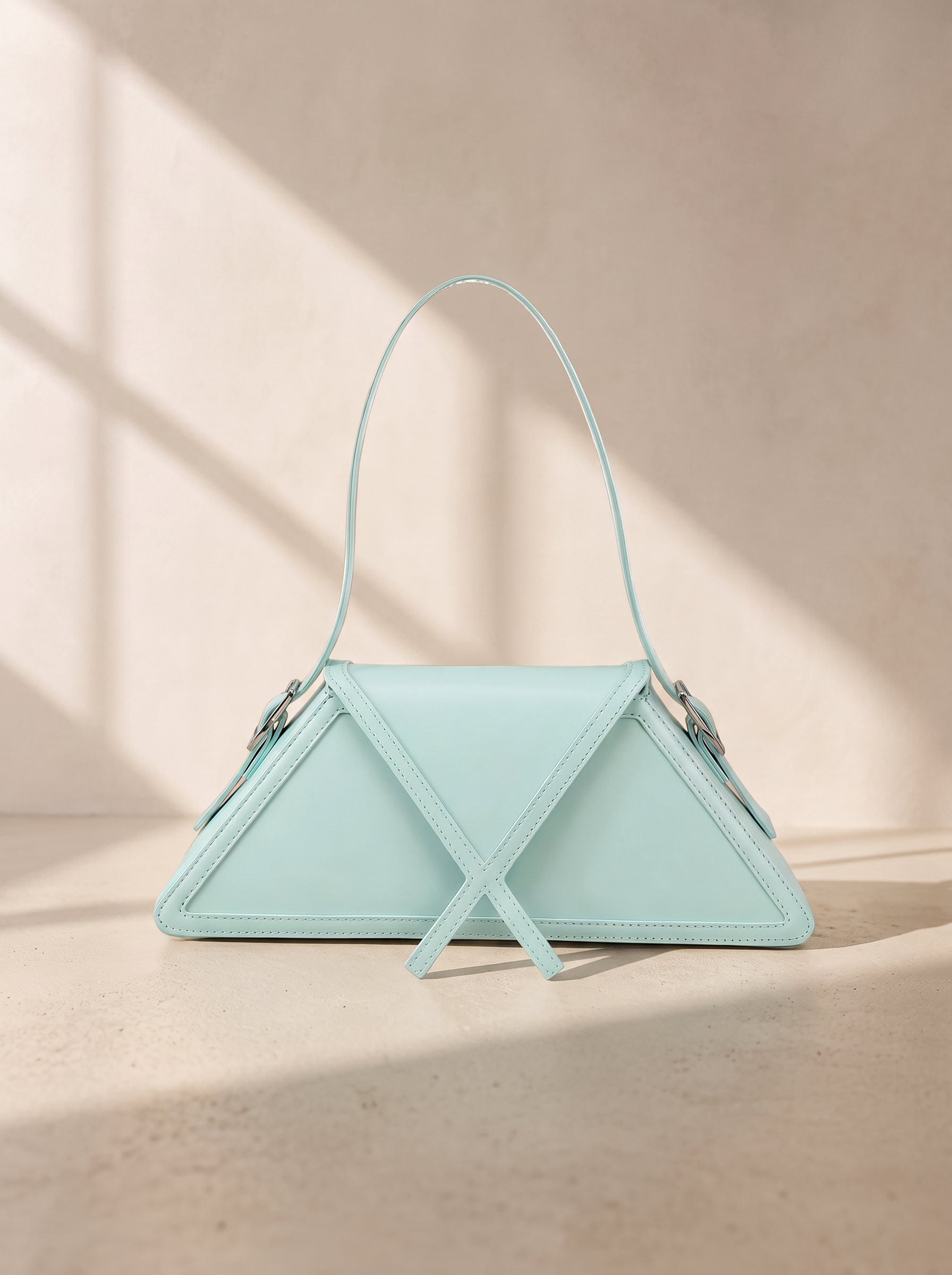 Geometric handbag with a structured design